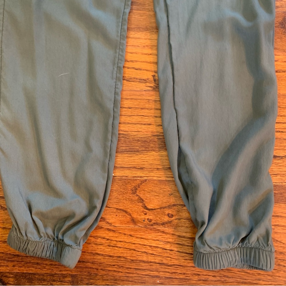 Justice Green Belted Romper Jumpsuit
Viscose Silk Material
Size 8 Medium - Picture 14 of 16